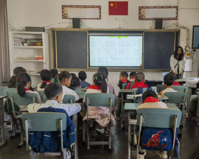 这组多轮对话发生在一所牧区村庄小学的科学教育讲堂上 这组多轮对话发生在一所牧区村庄小学的科学教育讲堂上